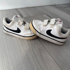 Nike Kids 8c high court legacy White and Black Sneakers